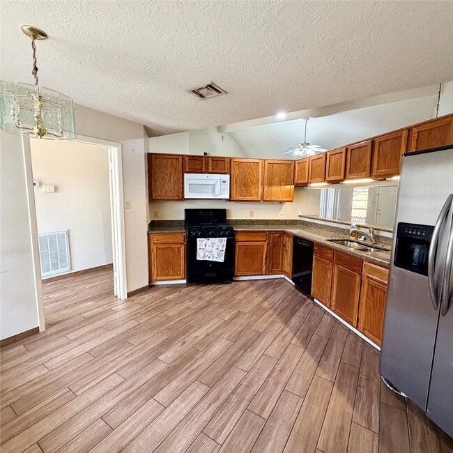 Building Photo - 16914 Summer Dawn Pl