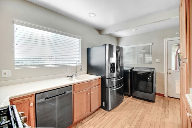 Building Photo - Beautiful Pet Friendly Home in Pasadena