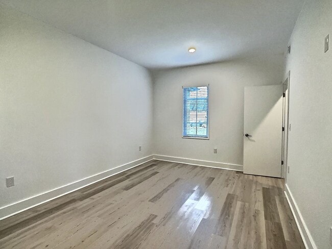 Building Photo - 3 Bed, 2 Bath Flat for Rent in Highly Desirable Hampstead!!!