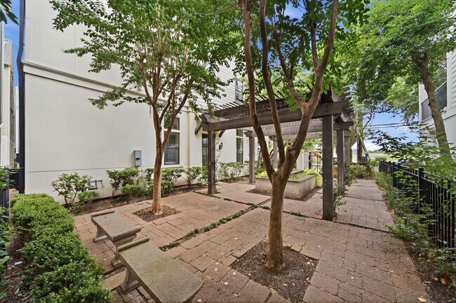 Building Photo - 3219 Maxroy St