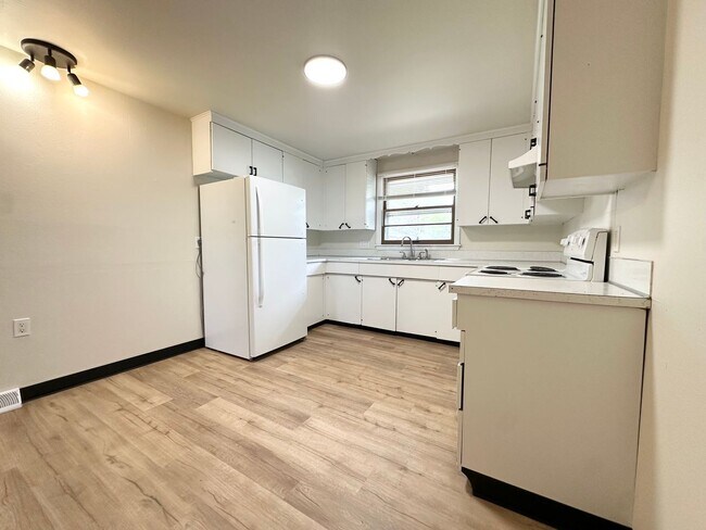 Building Photo - 490 St Bernard Dr