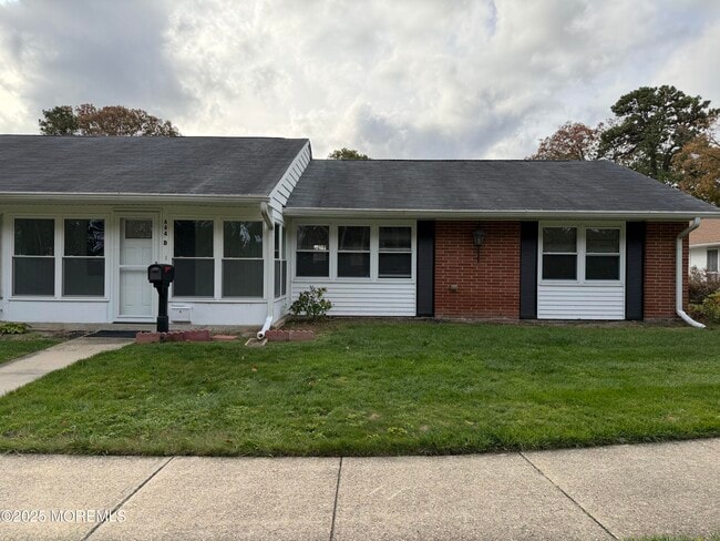 Building Photo - 664D Plymouth Dr