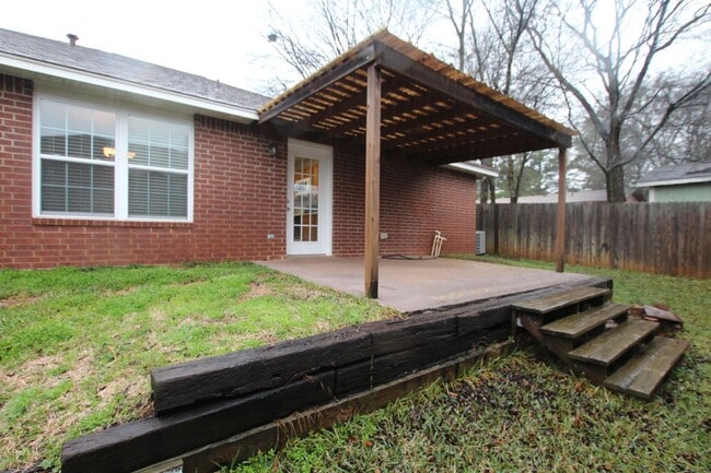 Building Photo - 408 Redbud Cir