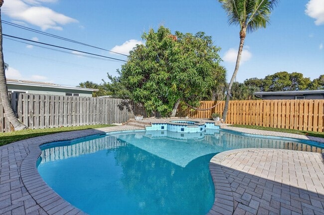 Building Photo - 467 NE 31st St