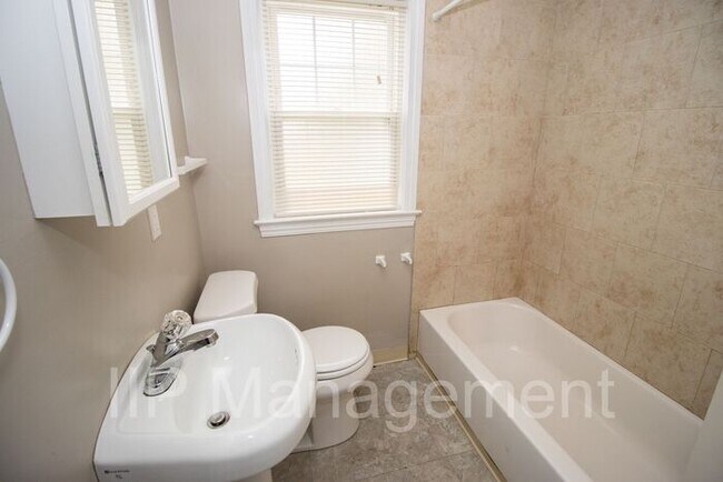 Building Photo - Beautiful 3 Bedroom house in South Euclid!