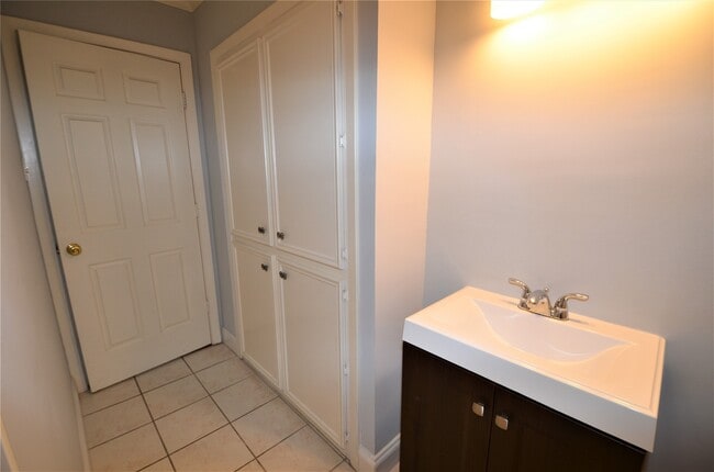 Building Photo - 1902 Coulcrest Dr