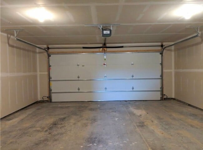 Building Photo - Beautiful 3 Bed Townhome