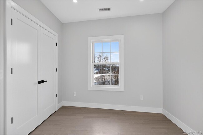 Building Photo - 10 Market St