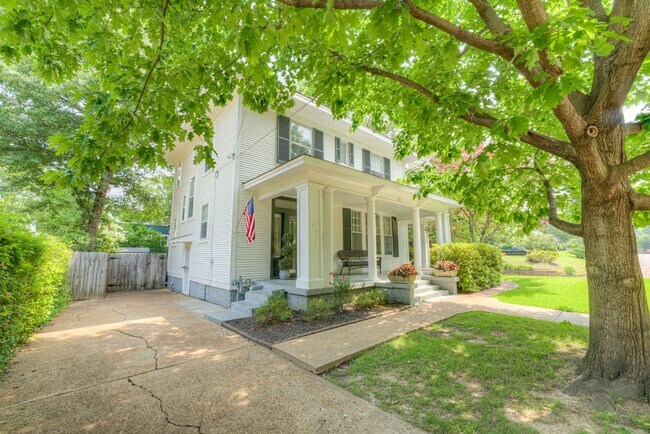Building Photo - JULY MOVE IN SPECIAL - 1/2 OFF FIRST MONTH...