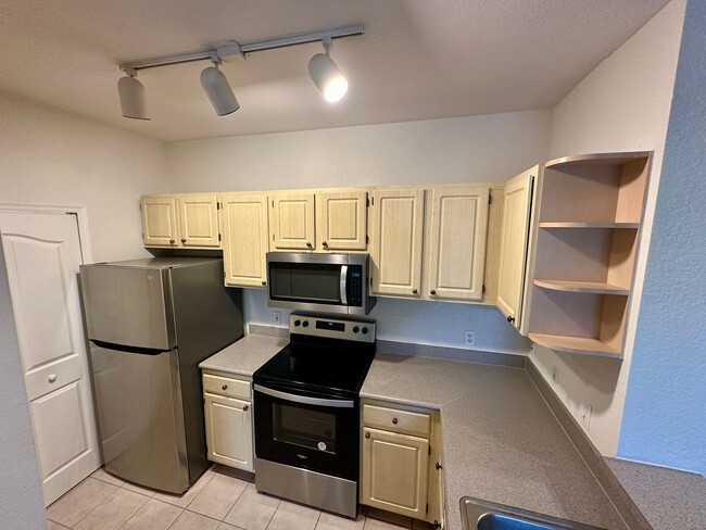 Building Photo - Recently Renovated 2BR/2BA Third Floor Uni...