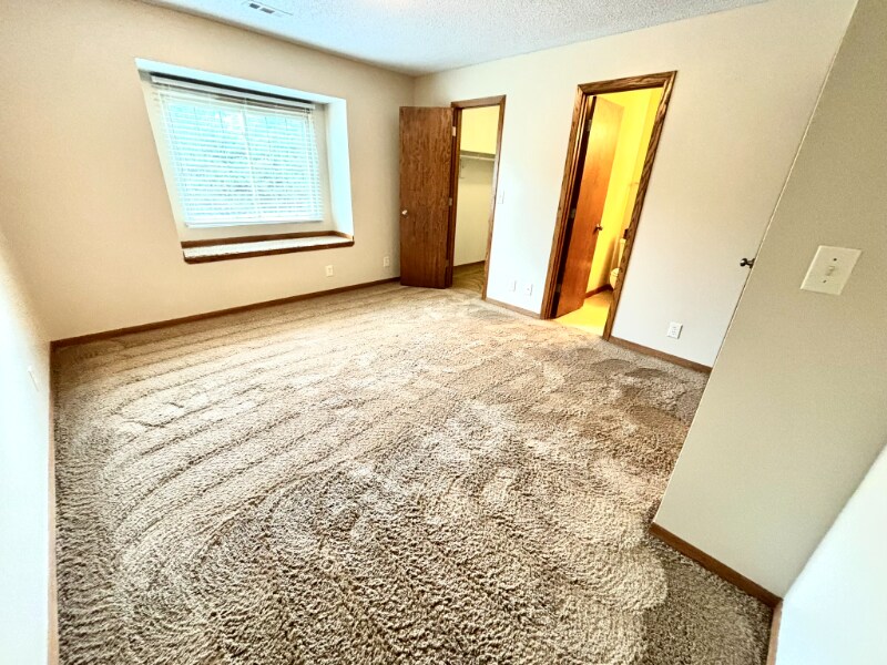 Building Photo - 5120 Emerald Dr