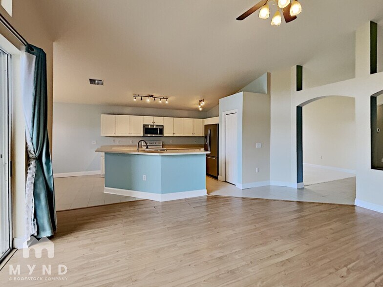 Building Photo - 1500 Baythorn Dr