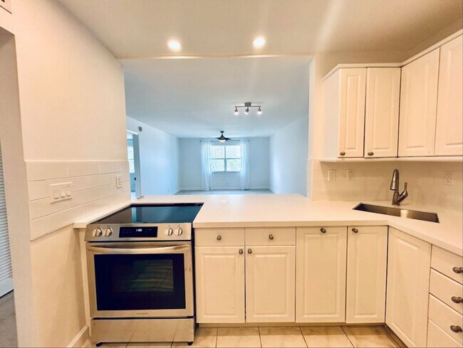 Building Photo - Large Updated 1 Bedroom 1.5 Bath Condo - S...