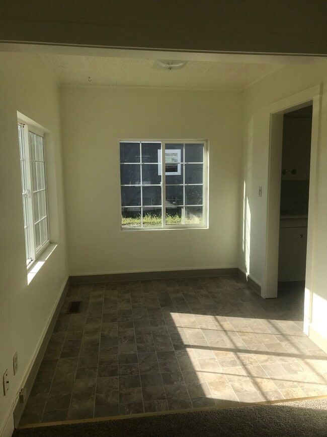 Building Photo - 2 bedroom 1 Bath