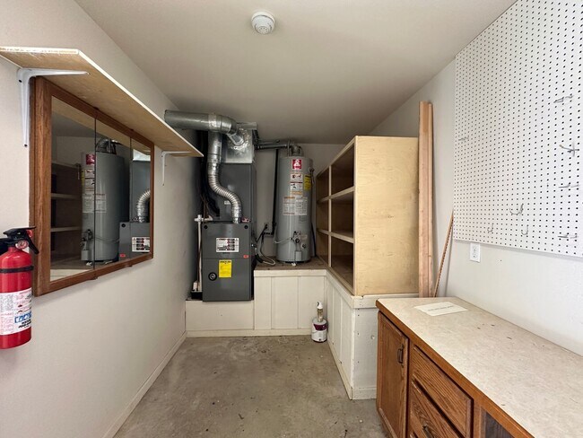 Building Photo - Fully Updated Executive Rental - FREE MONT...