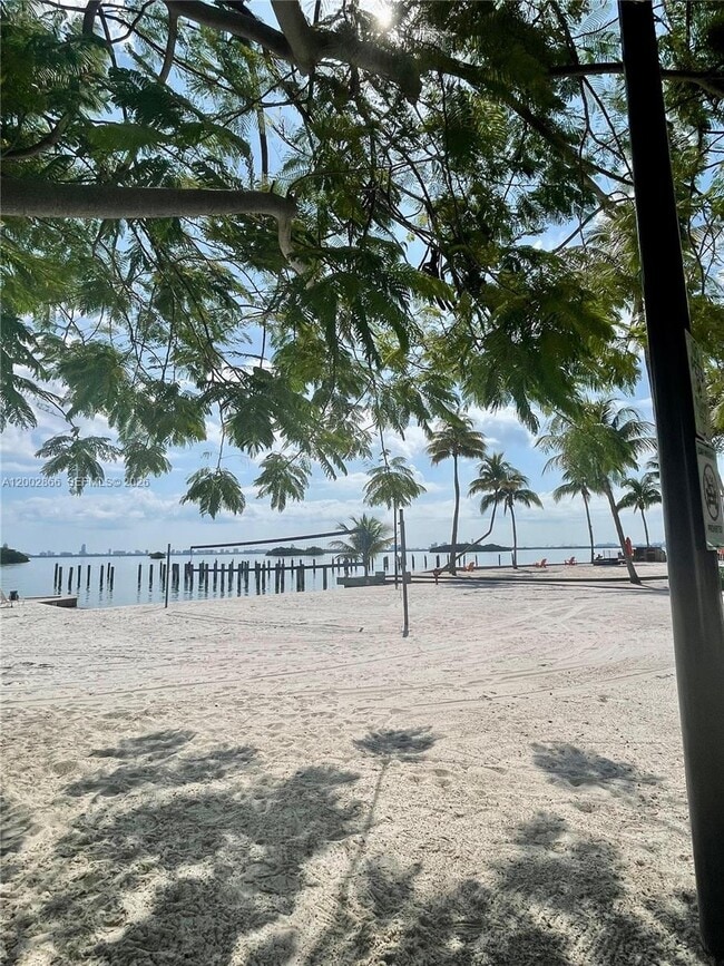 Building Photo - 650 NE 64th St