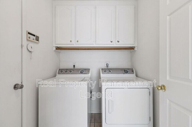 Building Photo - 10971 Castle Dr