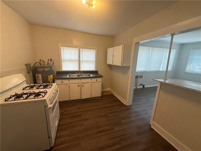 Building Photo - 423 Devon Dr