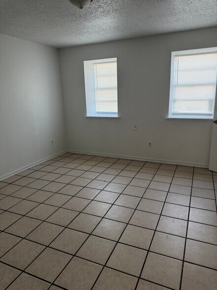 Building Photo - 4870 Alsace St