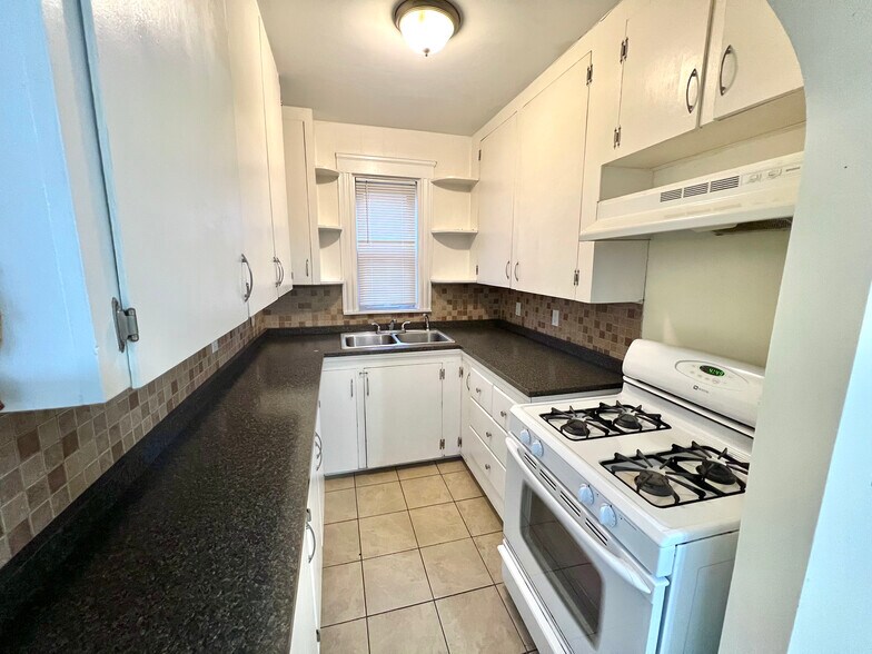 Building Photo - 36 Ferncliff Ave