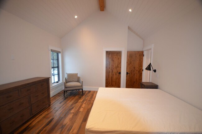 Building Photo - 300 Washington Rd