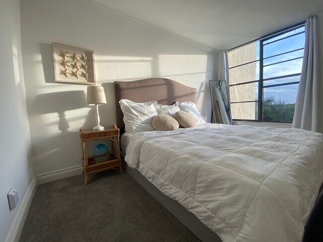 Building Photo - 22 Royal Palm Way