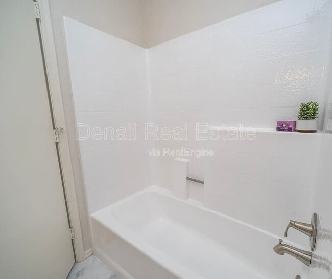 Building Photo - 1329 S Mitchell Dr