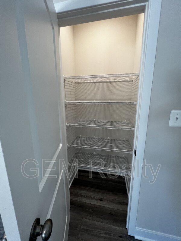 Building Photo - 38 Meadow View Ln