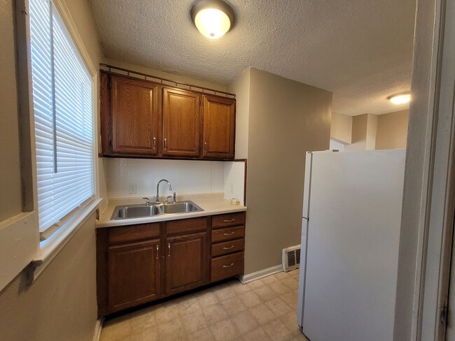 Building Photo - Great two bedroom duplex on Urbandale Avenue!