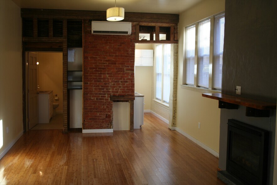 Building Photo - 26 E Walnut St