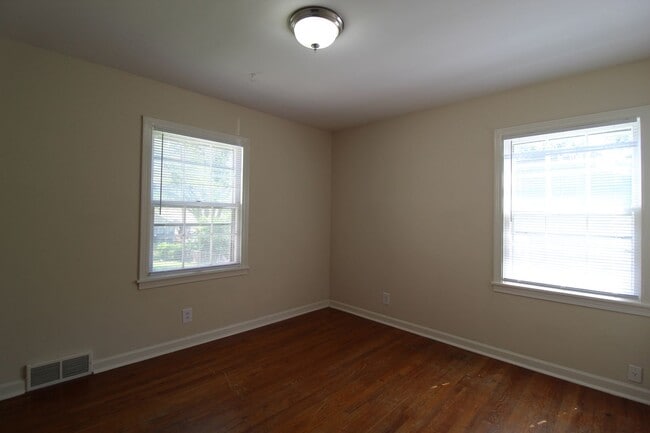 Building Photo - 2 Bedroom 1 Bath Home In Fairway