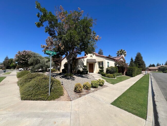 Primary Photo - Charming 3 bedroom 2.5 bath!