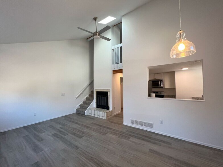 Building Photo - 304 S Taft Ct