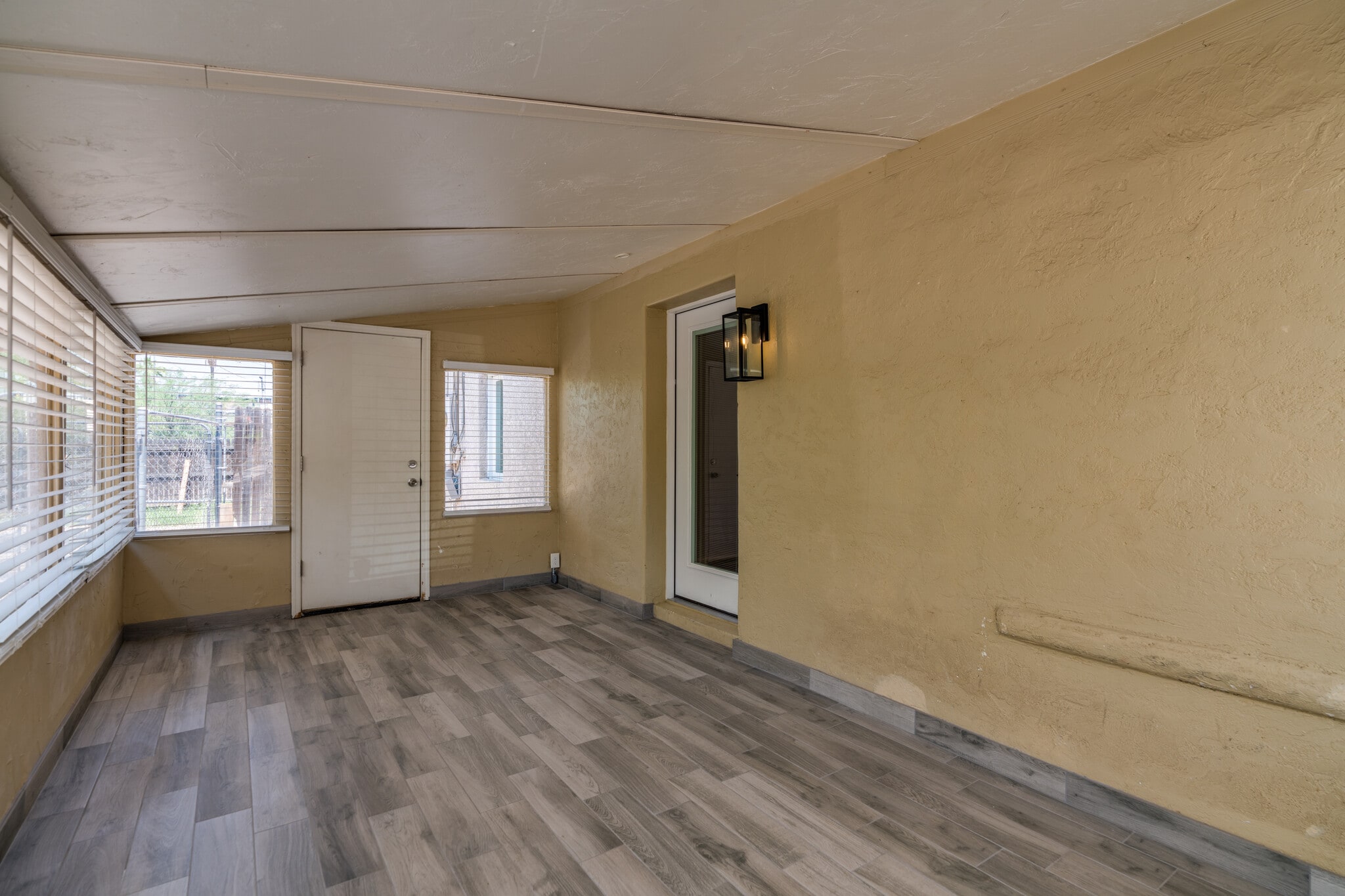 Building Photo - 1132 E Florita St