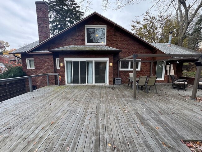 Building Photo - Spacious Private Oasis - 3 Bedroom 2 Bathroom House in Green Tree!