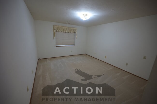 Building Photo - 2 bed, 2 bath, 1 car garage- water, sewer,...