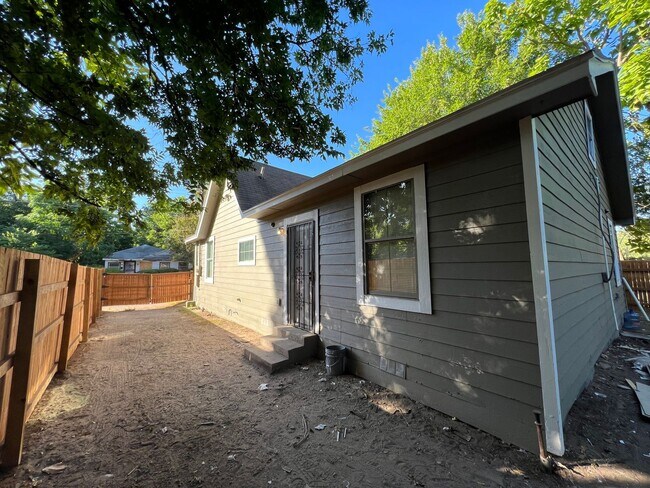 Building Photo - *HALF OFF FIRST MONTH'S RENT/MITAD DEL PRM...