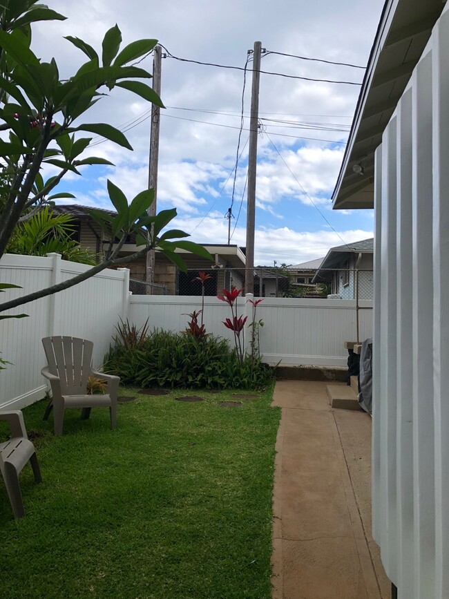 Building Photo - Charming Studio w/ Full Kitchen in Kaimuki!