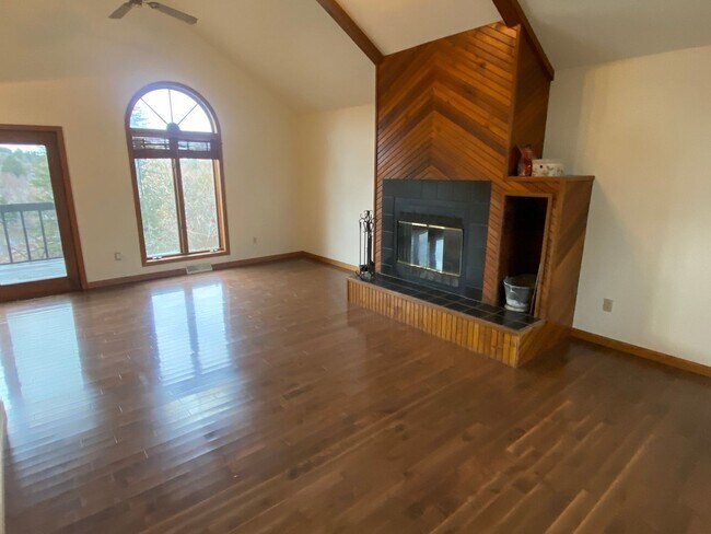 Building Photo - 3-Bedroom, 3-Full Bath Single Family Home with Amazing City Views