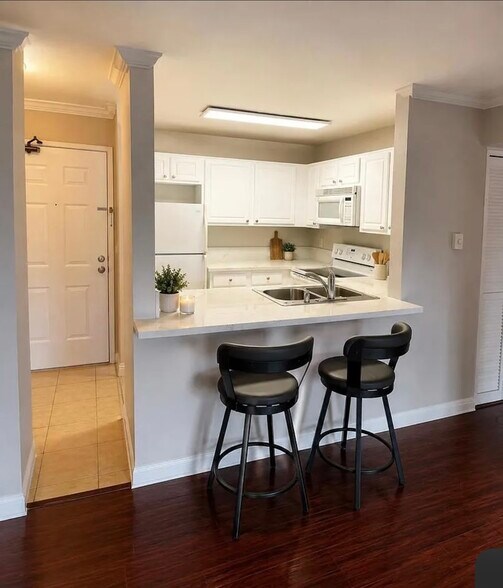 Building Photo - 3550 Lebon Dr