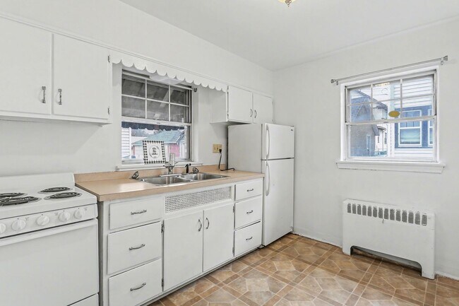 Building Photo - 10 Swan St