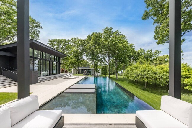 Building Photo - 20-22 Hedges Banks Dr