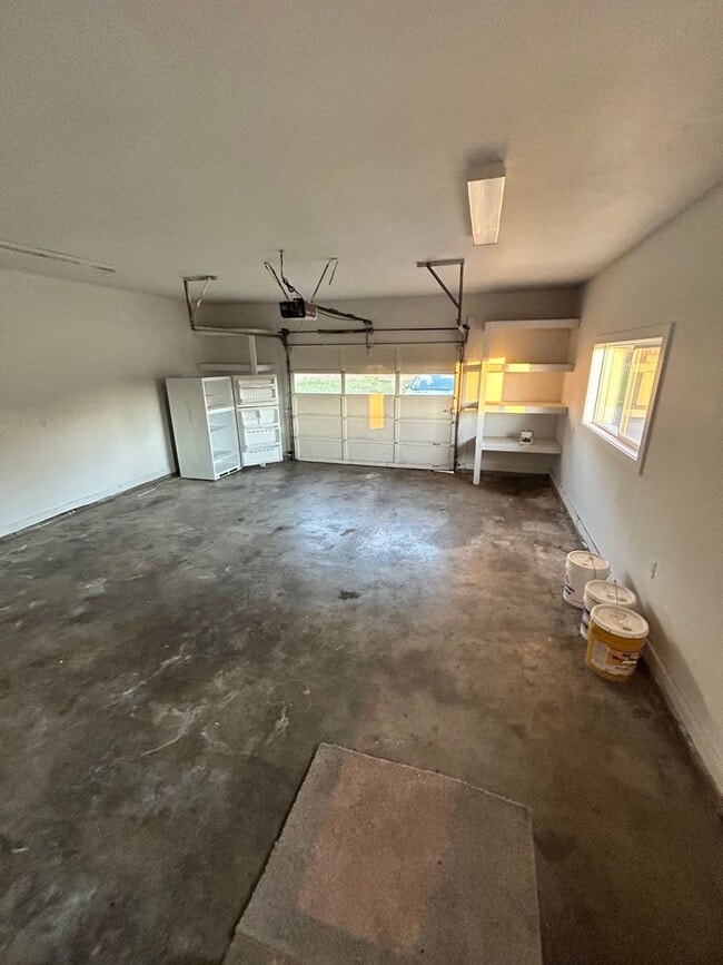 Building Photo - Rare 5-bedroom House with 1 Car Garage in ...