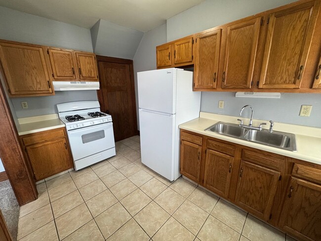 Building Photo - For Rent – Pet-Friendly 2 Bed, 1 Bath Town...