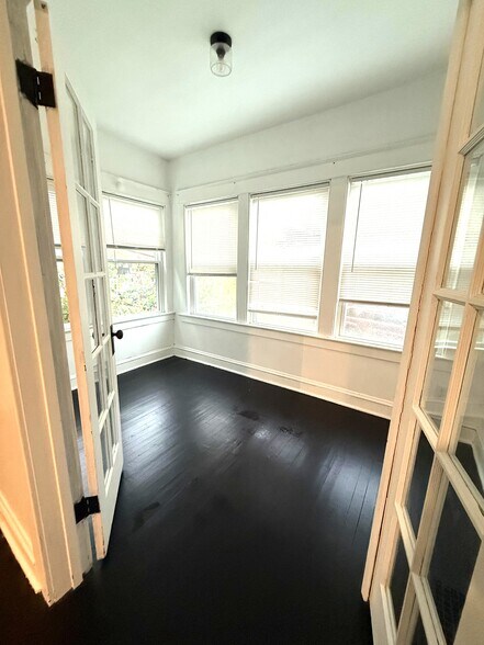 Building Photo - 731 E 28th St