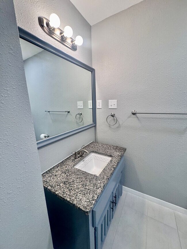 Building Photo - Newly Renovated Woodway Home