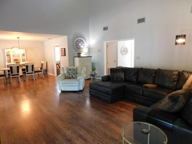 Building Photo - 939 Ridgewood Way