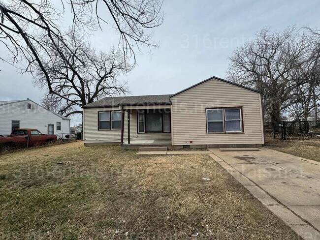 Primary Photo - $1050 - 3 bed 1 bath - Single Family Home