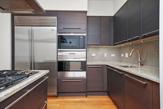 Building Photo - 2550 N Lakeview Ave