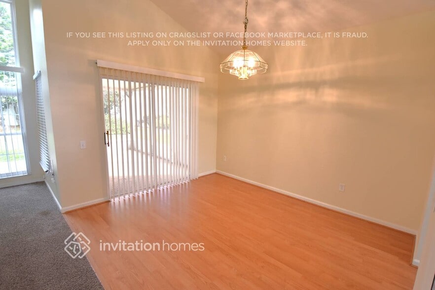 Building Photo - 3419 Santa Monica Dr